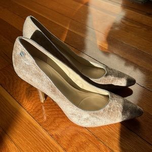 Calvin Klein Women’s Crushed Velvet Pumps